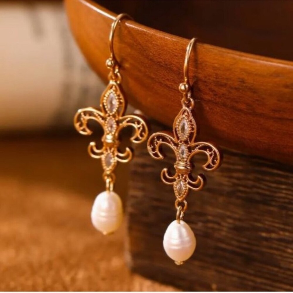 NEW 18K Gold Plated Fleur de Lis Baroque Pearl Drop Earrings